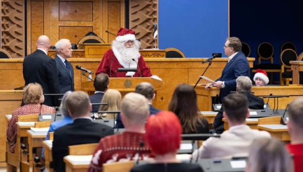Jõuluvana kinkis riigikogu aknaalustele saadikutele teipi